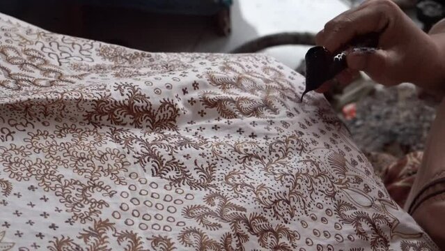The technique of making batik by writing using a canting tool. Canting consists of nyamplung, cucuk, gagang or handles made of copper, bamboo and wax. 