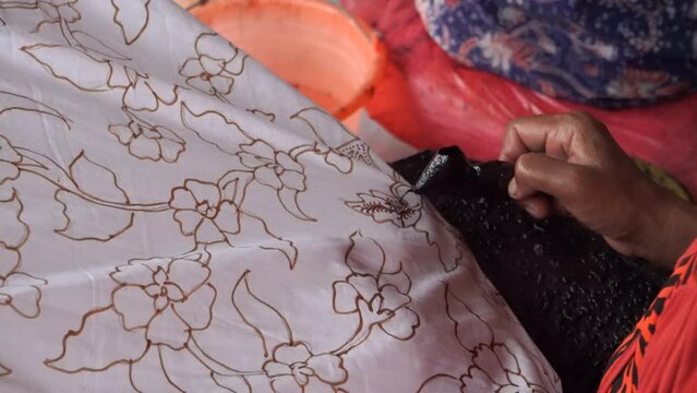 The technique of making batik by writing using a canting tool. Canting consists of nyamplung, cucuk, gagang or handles made of copper, bamboo and wax. 