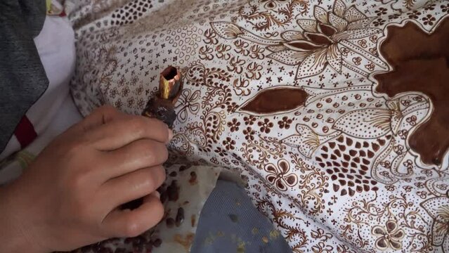 The technique of making batik by writing using a canting tool. Canting consists of nyamplung, cucuk, gagang or handles made of copper, bamboo and wax. 