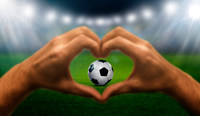 Herzhand mit Soccer Fussball im Stadion