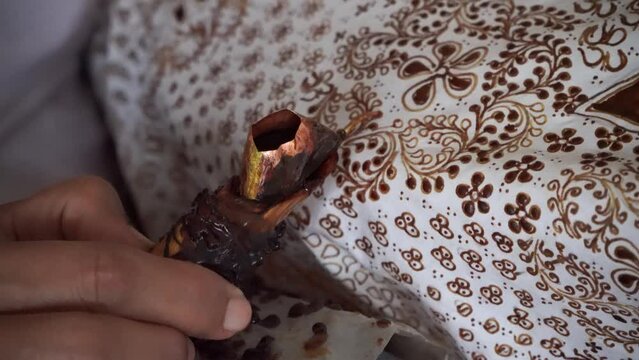 The technique of making batik by writing using a canting tool. Canting consists of nyamplung, cucuk, gagang or handles made of copper, bamboo and wax. 