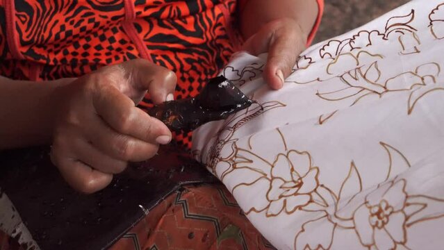The technique of making batik by writing using a canting tool. Canting consists of nyamplung, cucuk, gagang or handles made of copper, bamboo and wax. 