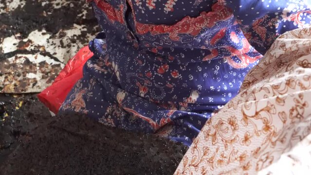 The technique of making batik by writing using a canting tool. Canting consists of nyamplung, cucuk, gagang or handles made of copper, bamboo and wax. 