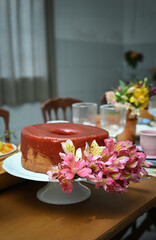 cake on a plate, cake with guava, cake with guava syrup, sweet sauce, syrupy liquid, table setting with flowers, table setting, table setting for a wedding
