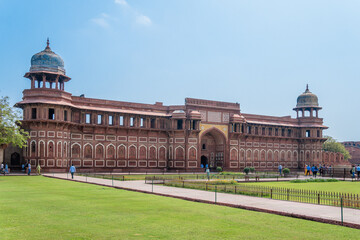 Obraz premium Historic Red Fort in Agra on a Sunny Day under a Clear Blue Sky is a remarkable sight