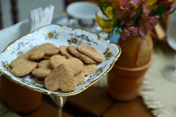 cookies on a plate, table setting for dinner, table setting at restaurant