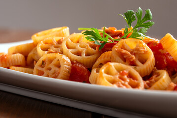 Pasta con ragù di tonno, cibo italiano, gastronomia mediterranea 