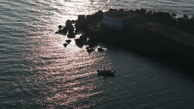 Bateau, reflets et jet&eacute;e