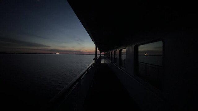 Sonnenuntergang auf Schiffsdeck