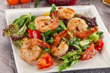 Salad with prawn and quinoa