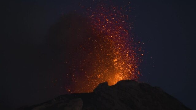 Volcan de fuego night time eruption