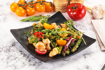 Gourmet salad with prawn and asparagus