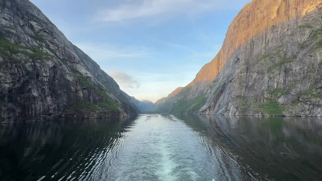 Per Schiff in Fjord