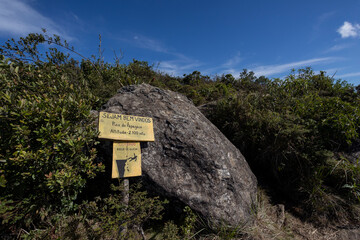 Placa com altitude no cume do pico do Papagaio, Aiuruoca, Minas Gerais