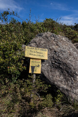 Placa com altitude no cume do pico do Papagaio, Aiuruoca, Minas Gerais
