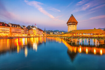 Fototapeta premium Breathtaking historic city center of Lucerne with famous buildings and old wooden Chapel Bridge (Kapellbrucke)