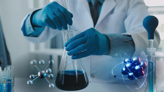 Investigador con delantal blanco y guantes azules, mezclando componentes  en un matraz, con su microscopio y pipeta al lado. Mol&eacute;cula y &aacute;tomo girando. Laboratorio de Investigaci&oacute;n medicinal y qu&iacute;mica 