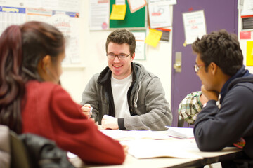 Obraz premium Language Exchange Program: Students Engaging in Cultural Exchange. Smiling Students During Studies