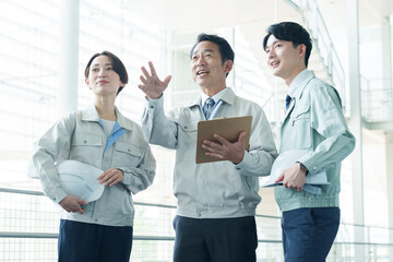 現場の説明をするエンジニア