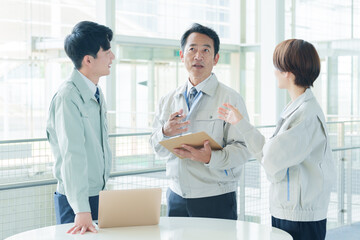 プラントで打ち合わせをするエンジニア 技術者 現場作業員