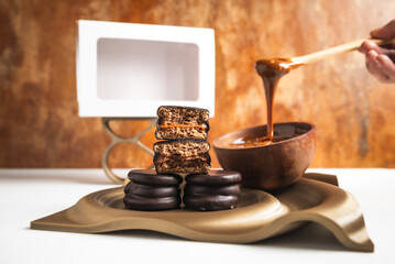 alfajor Argentino de chocolate negro relleno de dulce de leche, presentado en platoto con olas fabricado con impresion 3d