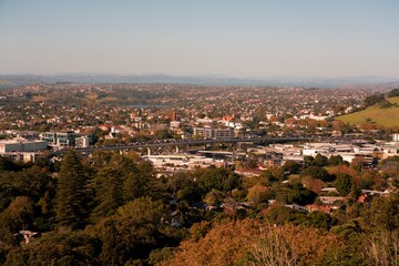 Obraz premium Motorway 1 crossing Auckland Newmarket, view from mount Eden.