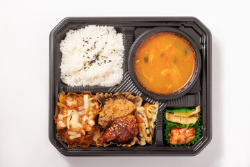 ［韓国料理弁当］チゲとチーズトッポギ　ヤンニョムチキン弁当