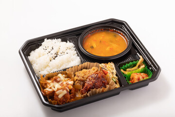 ［韓国料理弁当］チゲとチーズトッポギ　ヤンニョムチキン弁当