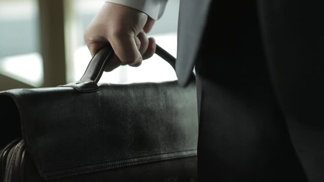 건물 출입구에서 정장입은 비지니스맨 서류가방 손잡이 꽉 쥐는 손(슬로우모션+주먹+다짐+영업+햇빛)