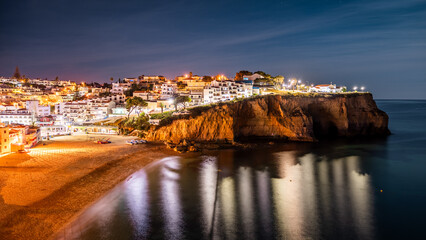 Obraz premium East side of Carvoeiro village over the cliff at night