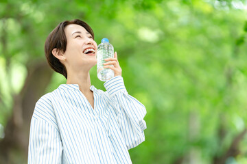 タイトル	水を飲む女性　新緑