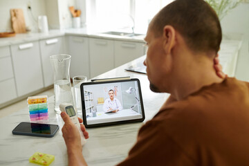 Obraz premium Sick man having online doctor appointment