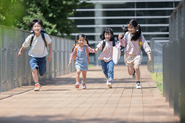 ランドセルを背負って走る、ダッシュする小学生の全身　未来や希望、元気なイメージ