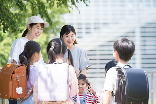 小学生と保護者、朝の通学の登校班の送迎の様子　今日も元気に いってらっしゃい！子供たちの顔無し	
