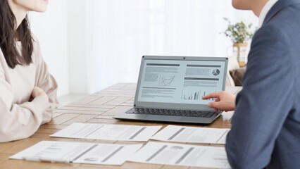 パソコンでプランを説明するビジネスマン