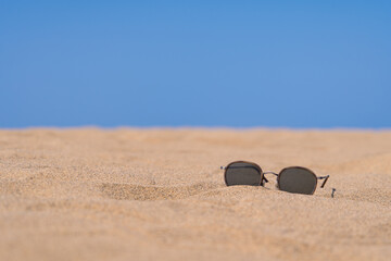 鳥取砂丘に置かれたサングラス