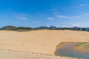 日本の鳥取県にある巨大な砂丘の風景