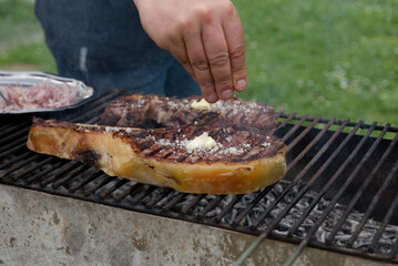 Entrecôte grillée au barbecue, avec gros sel, beurre, sur le grille, grillade viande rouge