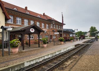 Obraz premium Überdachter Holzeingang und Blumenkübel am historischen Bahnhof Kühlungsborn West der Bäderbahn Molli, Mecklenburg-Vorpommern, Deutschland
