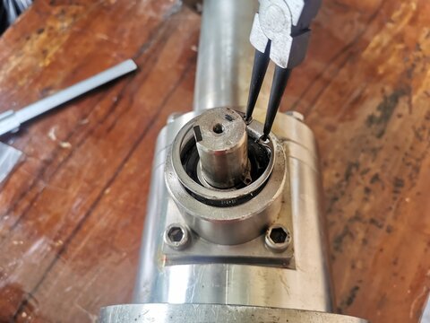 Internal Retaining Ring, How to use pliers to squeeze the inner lock ring to insert the oil seal lock. not to move