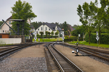 Fototapeta premium Bahnsteig, Gleis, Kleinbahn Molli, Bahnhof West, Ostseebad Kühlungsborn, Mecklenburg Vorpommern, Deutschland 