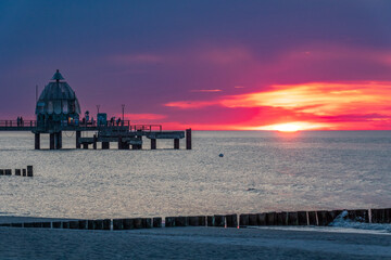 Fototapeta premium Zum Sonnenuntergang am Strand in Zingst an der Ostsee.