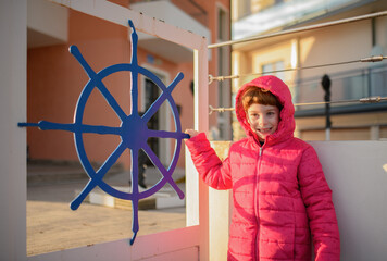 Bambina con  un timone azzurro pronta per il mare © AP Adobe Contributor