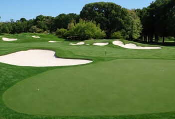Fototapeta premium a view of a golf course from the top of the green