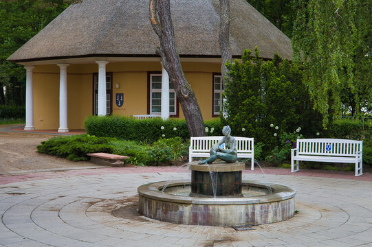 Historischer Konzertgarten mit Reetdach-Pavillon und Brunnen, Konzertgarten Ost, Ostseebad, K&uuml;hlungsborn, Mecklenburg Vorpommern,  Deutschland