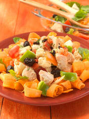 chicken salad, chicken salad auf rotem Teller mit Zutaten, Ghana, Westafrika, Hühnchen, 