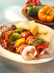 beef brochettes, beef brochettes auf weissem Porzellanteller mit Zutaten, Ghana, westafrikanisches...