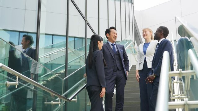 ロビーで会話する多国籍ビジネスパーソンのグループ