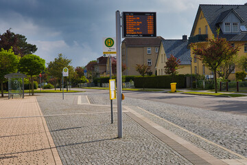 Bushaltestelle am Bahnhof, Mecklenburgische Bäderbahn, Zug, Dampflok, Kleinbahn Molli, Bahnhof Ostseebad Kühlungsborn Ost, Mecklenburg Vorpommern, Deutschland	