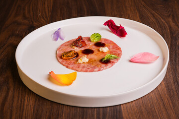 Carpaccio di carne wagyu giapponese servito in un ristorante elegante